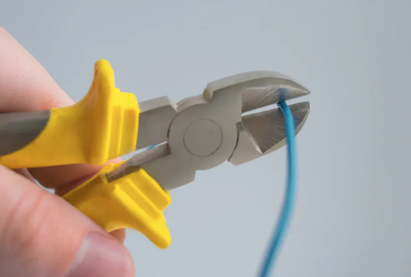 Bagaimana cara memotong saluran listrik yang fleksibel?